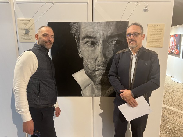 Ricardo Pardo llena de impacto el patio de UNED Tudela con sus cuadros de gran formato en la exposición ‘Emociones’