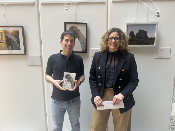 El patio de UNED Tudela se convierte en la guarida de las ‘pareidolias con dientes’ de Carlos Sendar